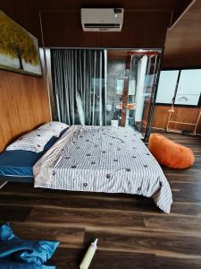 a bed in the middle of a room on a boat at H Vy Homestay in Phương Phi +14 photos