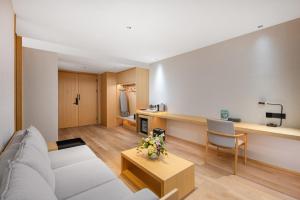 a living room with a couch and a table at 上海天平宾馆 in Shanghai +65 photos