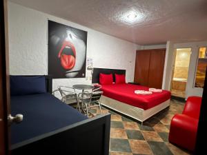 a bedroom with a bed and a table and chairs at Hotel Boppard in Mexico City