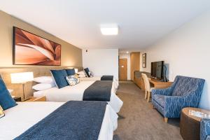 a hotel room with two beds and a tv at Distinction Hamilton Hotel & Conference Centre in Hamilton +55 photos