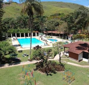 an aerial view of a resort with a swimming pool at Lindo studio no Residencial Quisisana in Poços de Caldas