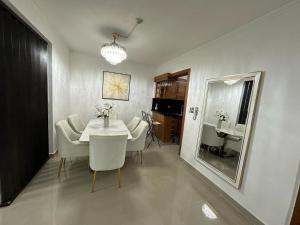 a dining room with a table and chairs and a mirror at Elegant and comfortable and exclusive first level in Santo Domingo +15 photos