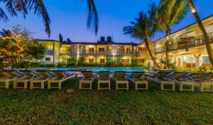 ein Resort mit Swimmingpool und Liegestühlen in der Unterkunft Hotel Lua Nova Baga in Calangute