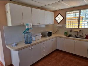 a kitchen with white cabinets and a counter top at La almeja in Nueva Gorgona
