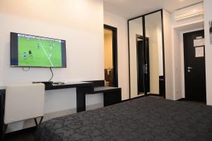 TV a/nebo společenská místnost v ubytování Capital Suite