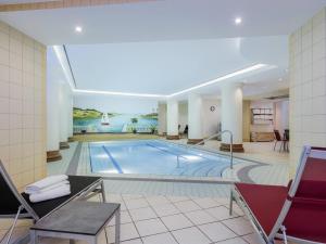 a large swimming pool in a hotel room at Novotel Freiburg am Konzerthaus in Freiburg im Breisgau