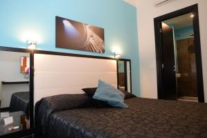 Postel nebo postele na pokoji v ubytování Capital Suite