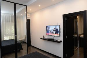 TV a/nebo společenská místnost v ubytování Capital Suite