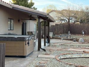 podwórko z wanną z hydromasażem i patio w obiekcie Clarkdale Serenity w mieście Clarkdale