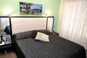 Postel nebo postele na pokoji v ubytování Capital Suite