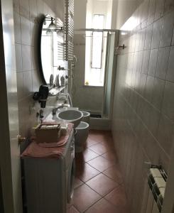 ミラノにあるSavona 91 Apartmentsのバスルーム(洗面台、トイレ、鏡付)