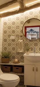 a bathroom with a toilet and a mirror at Apartamento de confort en el Centro Histórico de Cusco in Cusco