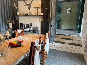 a wooden table with a bowl of fruit on it at Appartement 9 Nichtraucherappartement in Coesfeld