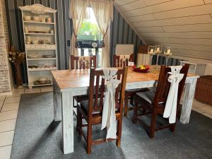 a dining room table and chairs with bows at Appartement 9 Nichtraucherappartement in Coesfeld