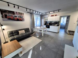 a living room with a couch and a table and a kitchen at Villa Rico - Kalno in Kalno