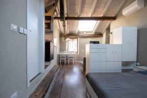 Kuchyň nebo kuchyňský kout v ubytování Apartment 50 mq for 3-4 p DomasHome