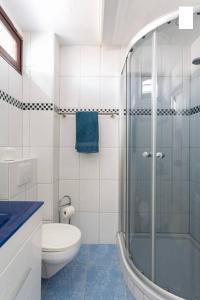 uma casa de banho com um WC e uma cabina de duche em vidro. em Olimpia em Playa de las Americas