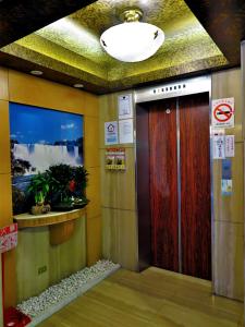 ascensor con puerta en un edificio en Nice Hotel, en Taipéi