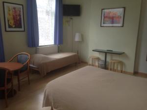 Postel nebo postele na pokoji v ubytování Hôtel Les Acteurs