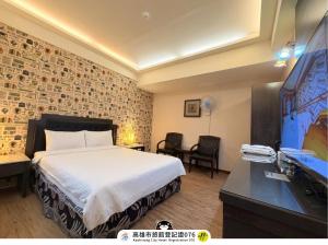 a hotel room with a bed and a sink at I HI Sanduo Travel Hotel in Kaohsiung