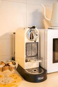 a toaster sitting on a counter next to a microwave at 가치스테이 강서 in Seoul