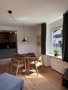 a dining room table and chairs in a living room at Alpensegler in Mittenwald