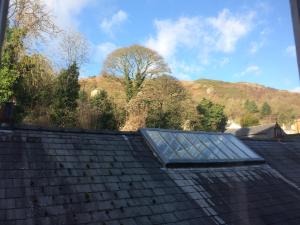 un techo con un panel solar encima en Belle Vue Terrace Apartment, en Great Malvern