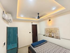a bedroom with a bed and a ceiling at River Portico in Tenmalai