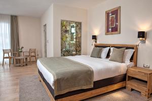 サラエボにあるHotel Azizaのベッドルーム(大型ベッド1台、テーブル付) +33枚の写真