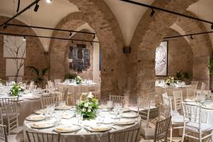 a banquet hall with white tables and chairs at Palazzo del Senatore in Atina