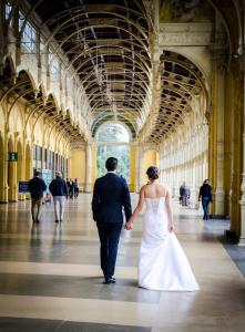 una sposa e uno sposo che camminano lungo un corridoio di Hotel La Passionaria a Mariánské Lázně