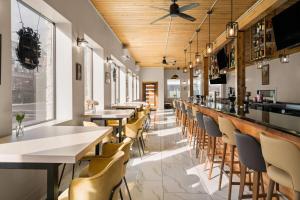 a bar with tables and chairs in a restaurant at The Hotel Pendleton, Trademark Collection by Wyndham in Pendleton