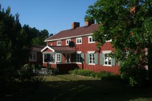 a red house with a red roof at Kulla Gard in Ingarö
