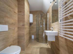 a bathroom with a toilet and a shower and a sink at TatryTop Jurgów SKI in Jurgów