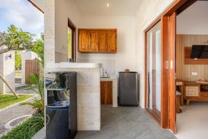 two images of a kitchen with a counter top and a kitchen sidx sidx sidx sidx at Cove Tegeh Bila in Ungasan