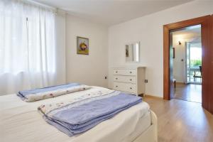 a bedroom with a bed and a dresser and a window at Anka in Medulin * Istrien in Medulin