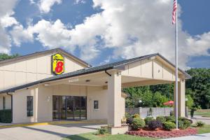 un ristorante McDonalds con bandiera americana di Super 8 by Wyndham Clarksville AR a Clarksville