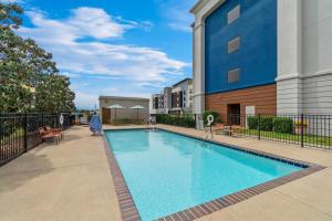 a swimming pool in front of a building at Hampton Inn Marion in Marion