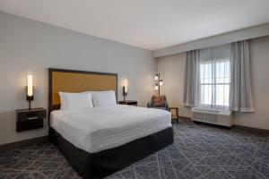 a hotel room with a bed and a window at Hampton Inn & Suites West Des Moines Mill Civic in West Des Moines +29 photos