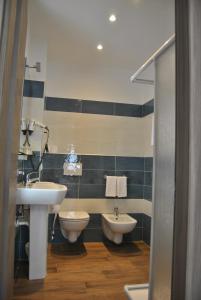 ein Badezimmer mit Waschbecken und Toilette in der Unterkunft Hotel Villa Mon Toc in Stresa