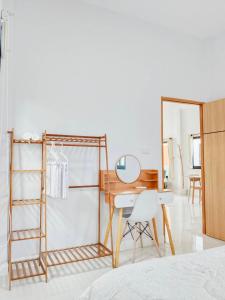 a dressing room with a desk and a mirror at ลิบเบล โฮมสเตย์ in Ban Nong Sa