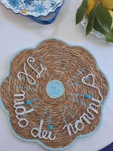 a table with a sign that says life does not do much at Il nido dei nonni in Maiori
