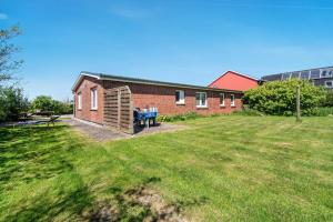 a brick building with a picnic table in a yard at Ferienhof Knudsen in Pellworm