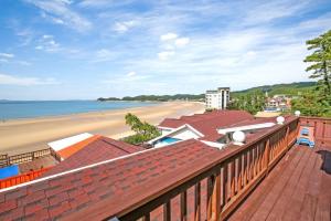 a view of the beach from the roof of a building at Nuhrang Nahrang in Taean