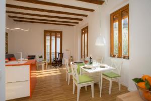 a kitchen and dining room with a white table and chairs at Balcón de Manet in Valencia