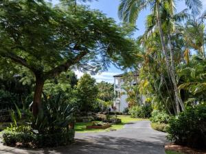 a driveway leading to a building with palm trees at Mercure Gold Coast Resort in Gold Coast +127 photos