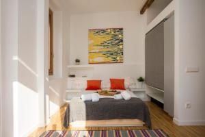 a bedroom with a bed and a painting on the wall at Balcón de Manet in Valencia