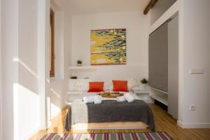 バレンシアにあるBalcón de Manetのベッドルーム1室(ベッド1台付)が備わります。壁には絵画が飾られています。