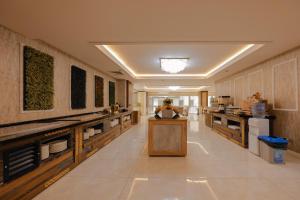 a large room with a kitchen with a counter at Vera Vista Hotel in Ipekyolu