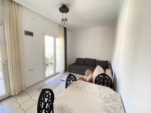 a living room with a table and a couch at Bodrum Nuran Boutique Apart in Bodrum City